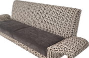 Gepolstertes Sofa mit hoher Rückenlehne, grauer Sitzfläche und gemustertem Stoff in Beige/Schwarz, schräg von vorne rechts fotografiert