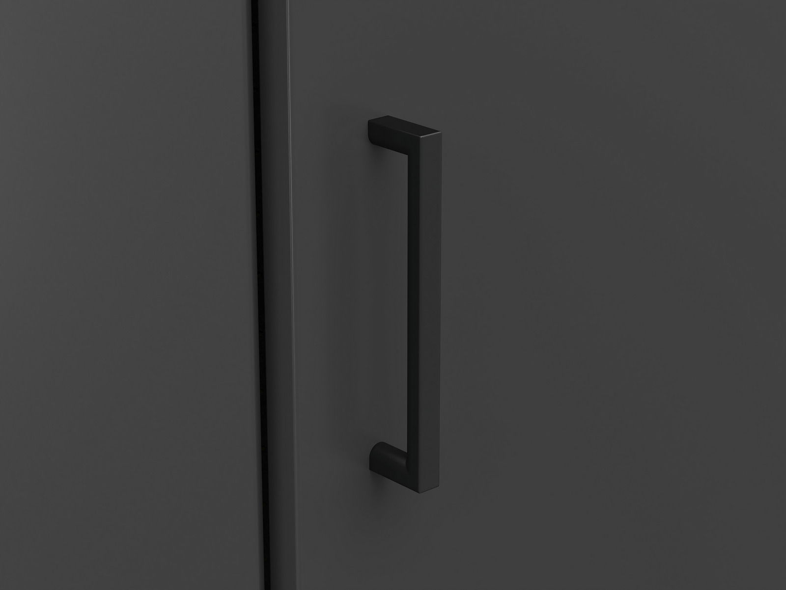 Nahaufnahme eines schwarzen Griffs an einer dunklen Schranktür, seitliche Perspektive.