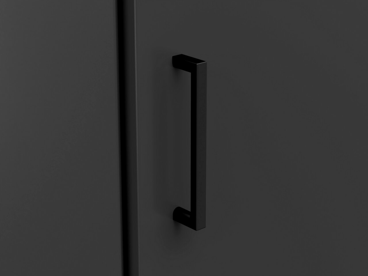 Nahaufnahme eines schwarzen Griffs an einer dunklen Schranktür, seitliche Perspektive.
