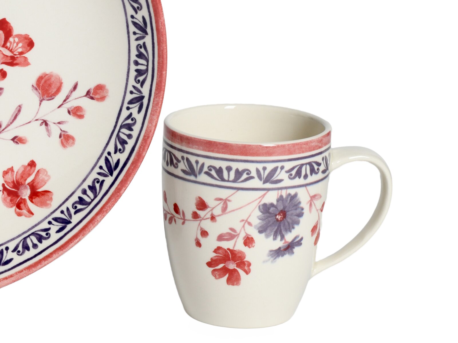 Keramik-Kaffeetasse in Cremeweiß mit rot-blauem Blumenmuster und Bordüre, seitliche Ansicht mit Henkel rechts; links angeschnittener passender Teller vor weißem Hintergrund