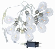 LED-Lichterkette mit transparentem Kabel und großen klaren Glühbirnen im Edison-Stil, inklusive Netzstecker, freigestellt auf weißem Hintergrund, Draufsicht