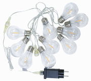 LED-Lichterkette mit transparentem Kabel und großen klaren Glühbirnen im Edison-Stil, inklusive Netzstecker, freigestellt auf weißem Hintergrund, Draufsicht