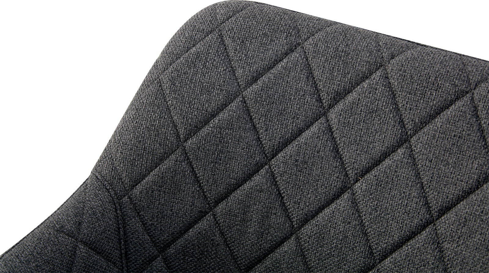 Detailaufnahme der Rückenlehne eines dunkelgrauen, stoffbezogenen Stuhls mit rautenförmiger Steppung, schräg von vorne oben fotografiert
