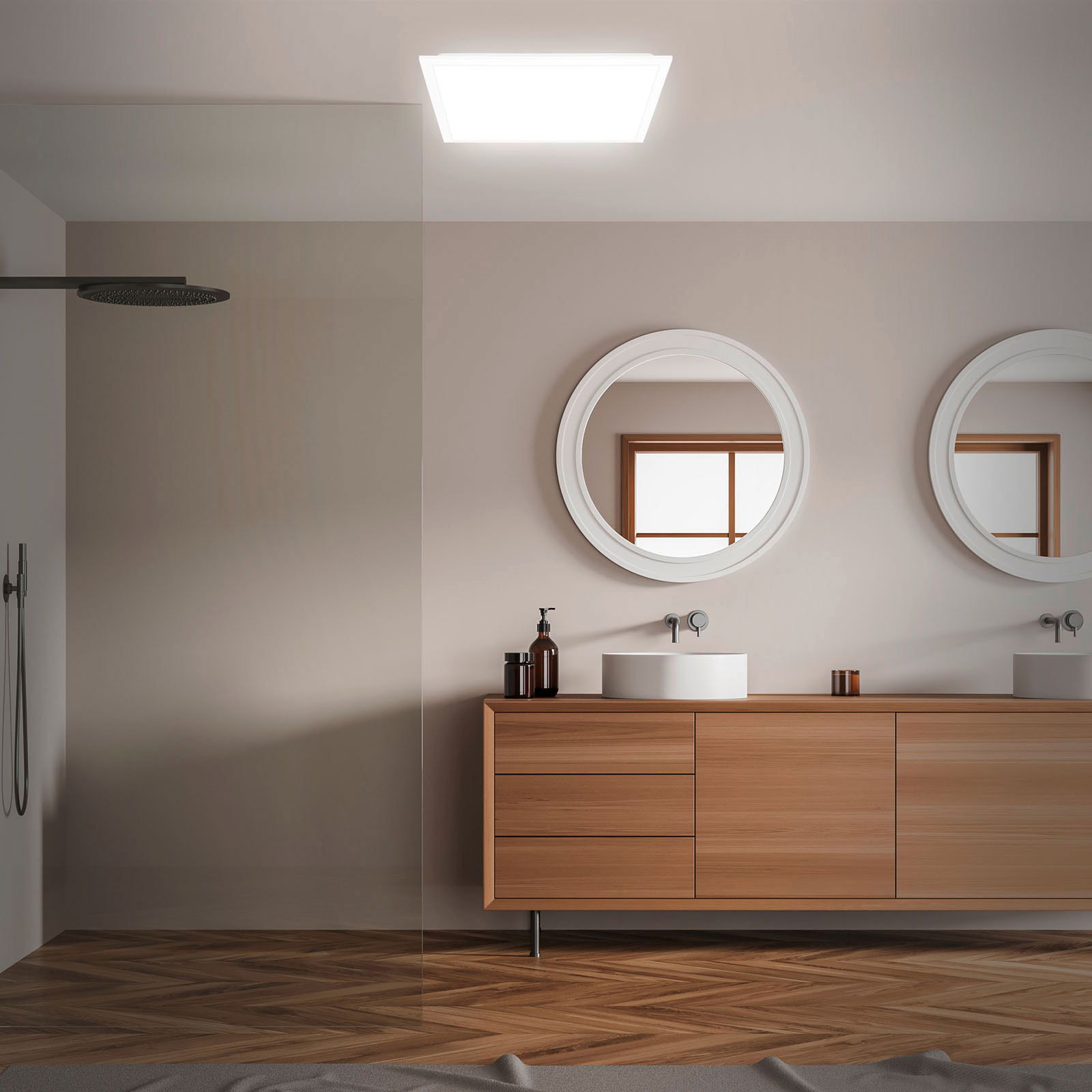 Moderne weiße LED-Badleuchte an der Decke eines stilvollen Badezimmers mit zwei runden Spiegeln und einem Holzwaschtisch, aus der Perspektive des Raumes betrachtet.