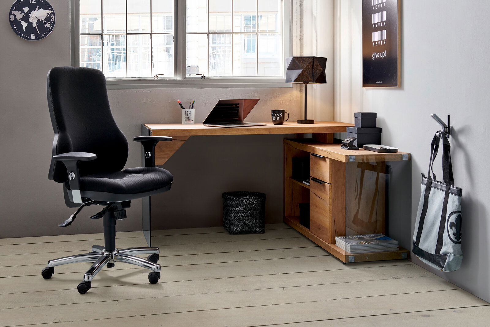 Moderner Eck-Schreibtisch aus Holz in einem stilvollen Büro, mit einem ergonomischen Bürostuhl und Blick aus dem Fenster.