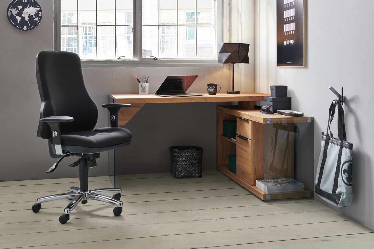 Moderner Eck-Schreibtisch aus Holz in einem stilvollen Büro, mit einem ergonomischen Bürostuhl und Blick aus dem Fenster.
