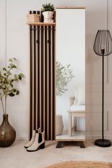 Moderne Garderobe mit Spiegel, Holzlatten und Dekorationen, seitliche Perspektive