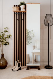 Moderne Garderobe mit Spiegel, Holzlatten und Dekorationen, seitliche Perspektive