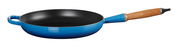 Bratpfanne in Azure-Blau mit Holzgriff, seitliche Perspektive