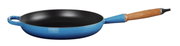 Bratpfanne in Azure-Blau mit Holzgriff, seitliche Perspektive