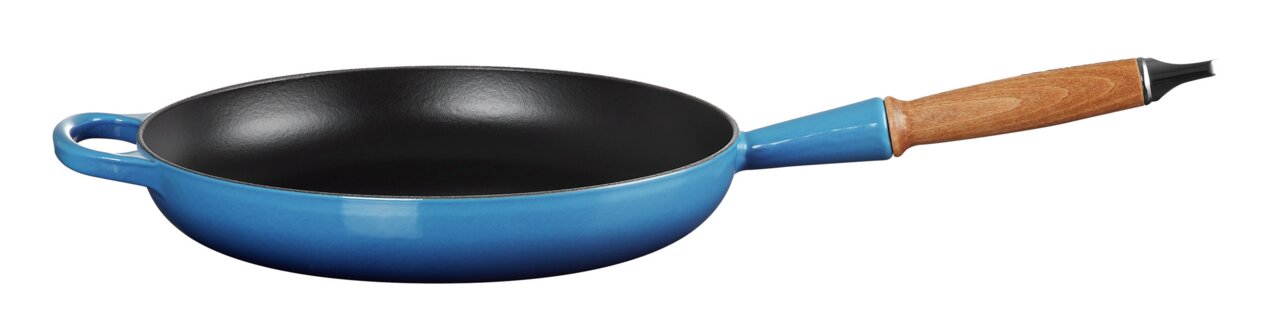 Koekenpan in azuurblauw met houten handvat, zijaanzicht