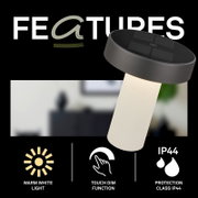 Moderne schwarze LED-Solarleuchte mit warmweißem Licht, Touch-Dimmfunktion und Schutzklasse IP44, schräg von oben in Nahaufnahme dargestellt.