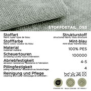 Nahaufnahme aus schräger Draufsicht auf mint-blauen Strukturstoff (100% PES) mit Stoffdetail und Pflegehinweisen; abriebfest 100.000 Scheuertouren, Pillingfestigkeit 4, OEKO-TEX Standard 100, REACH-konform und pet friendly.