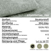 Nahaufnahme aus schräger Draufsicht auf mint-blauen Strukturstoff (100% PES) mit Stoffdetail und Pflegehinweisen; abriebfest 100.000 Scheuertouren, Pillingfestigkeit 4, OEKO-TEX Standard 100, REACH-konform und pet friendly.