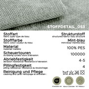 Nahaufnahme aus schräger Draufsicht auf mint-blauen Strukturstoff (100% PES) mit Stoffdetail und Pflegehinweisen; abriebfest 100.000 Scheuertouren, Pillingfestigkeit 4, OEKO-TEX Standard 100, REACH-konform und pet friendly.