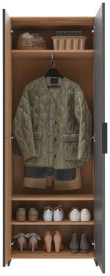 Offener Garderobenschrank mit hängender Jacke, Regalen mit Schuhen und Körben, Frontalansicht.