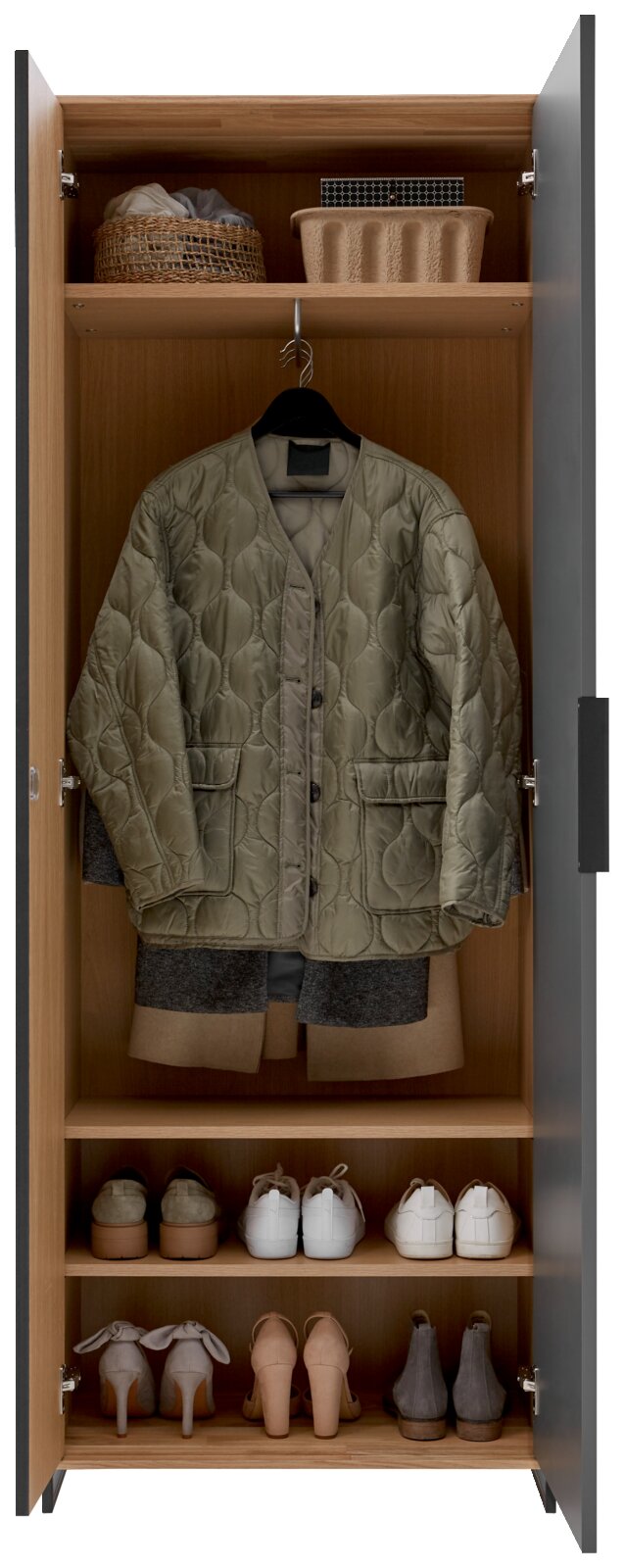 Offener Garderobenschrank mit hängender Jacke, Regalen mit Schuhen und Körben, Frontalansicht.