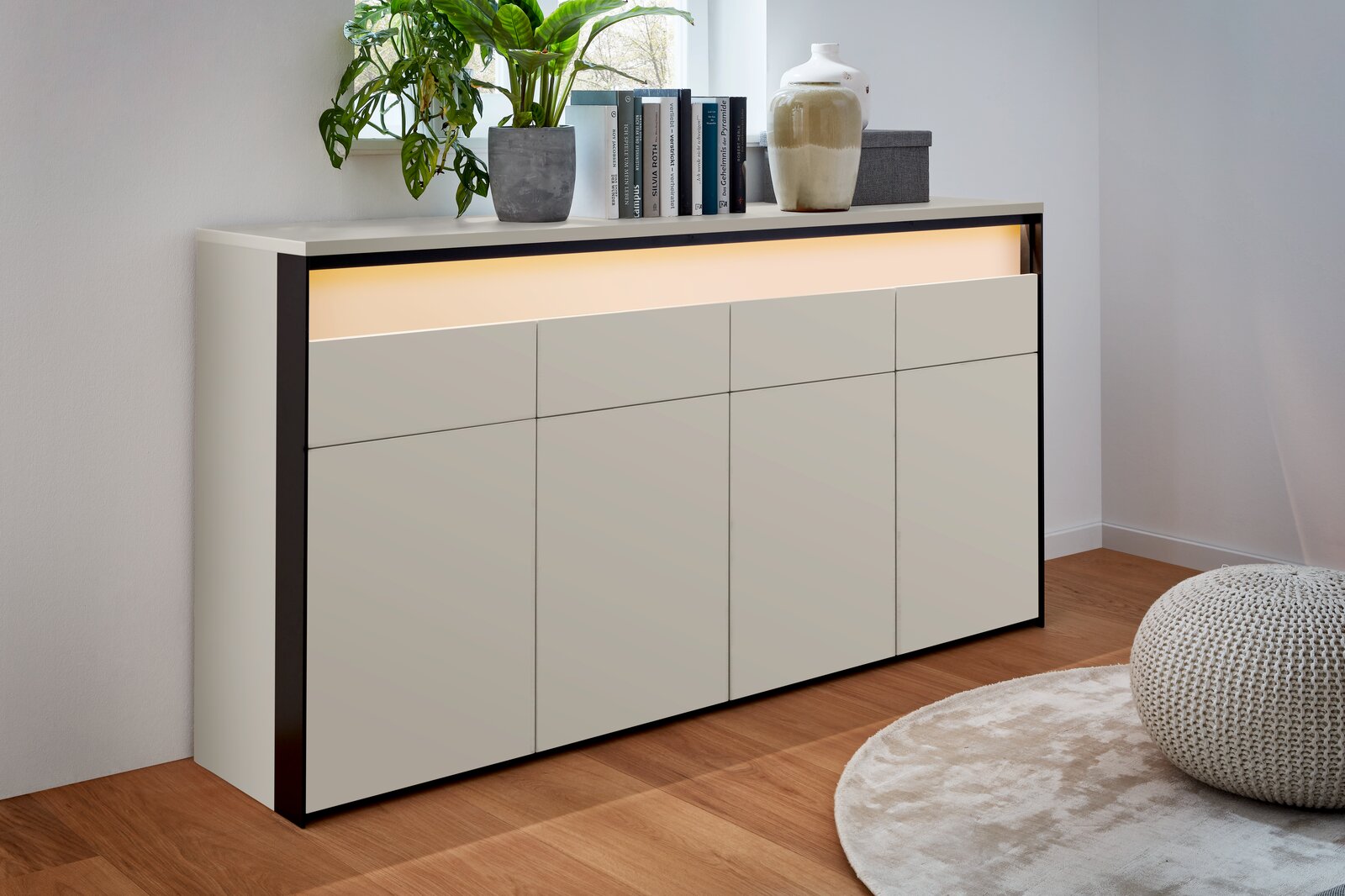 Moderne Kommode mit klaren Linien und integrierter Beleuchtung, seitliche Perspektive