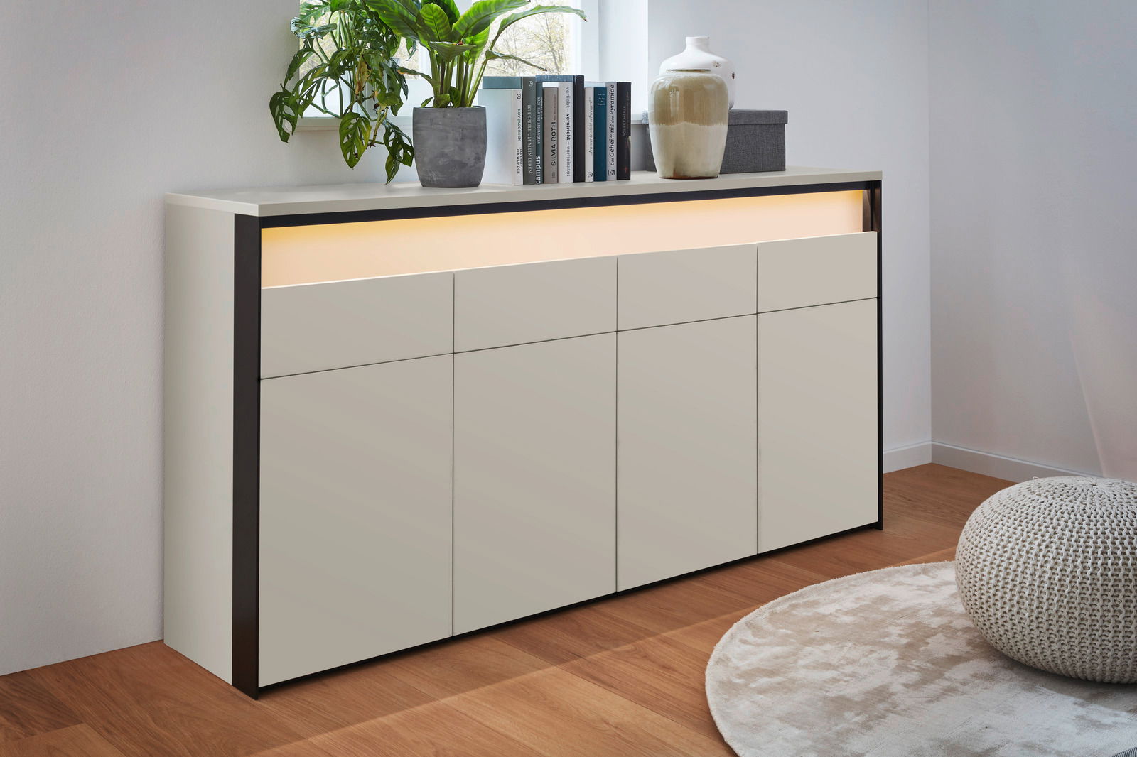 Moderne Kommode mit klaren Linien und integrierter Beleuchtung, seitliche Perspektive