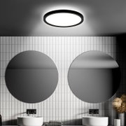 Moderne led-plafondlamp met bewegingssensor, van onderaf gezien, in een stijlvolle badkamer met ronde spiegels en witte tegels.