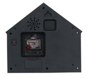 Rückansicht einer Wanduhr in Hausform mit sichtbarem Uhrwerk und Aufhängung.