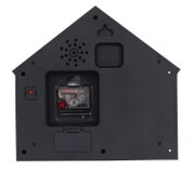 Achterkant van een wandklok in de vorm van een huisje, met zichtbaar uurwerk en ophanging.