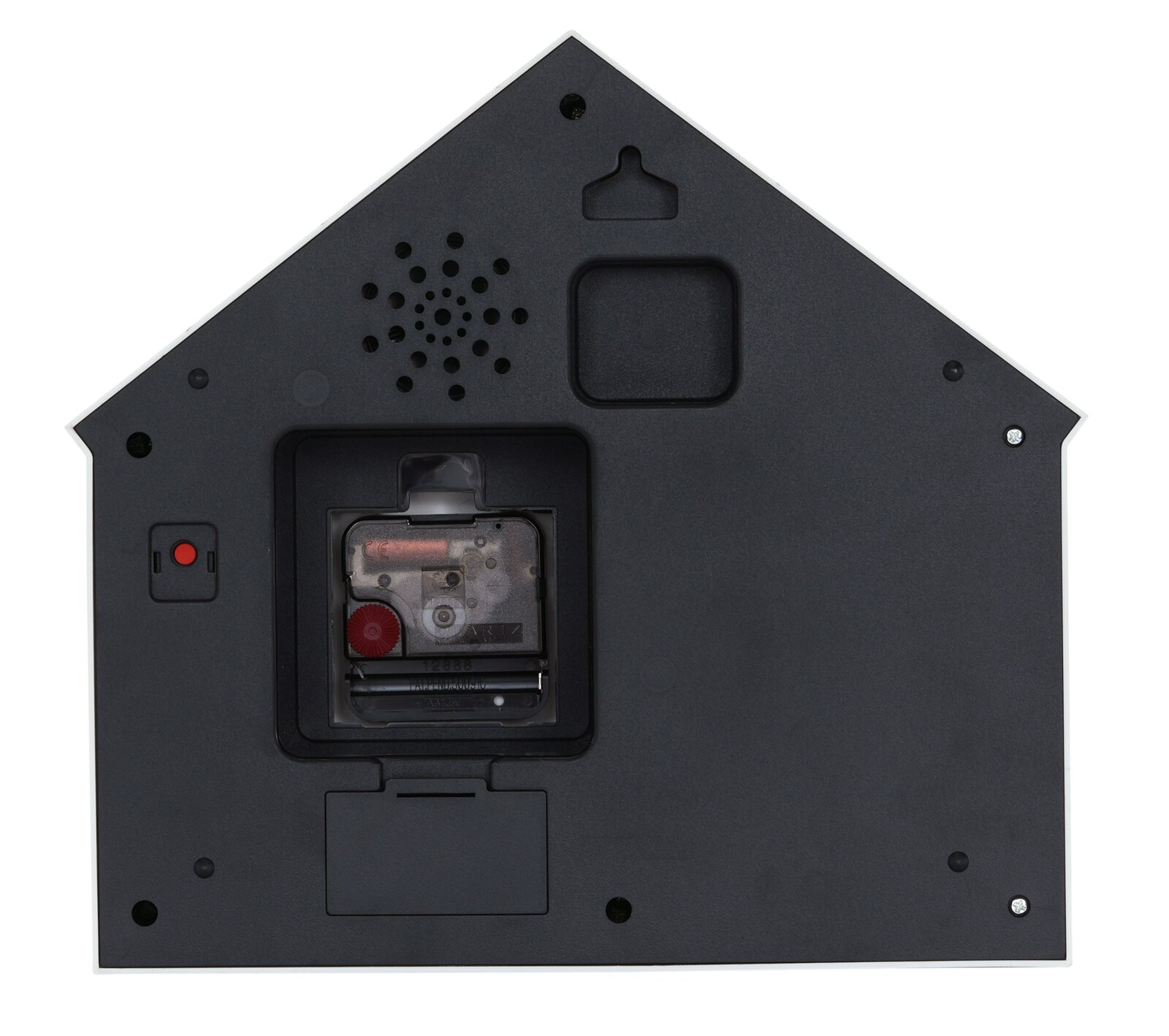 Achterkant van een wandklok in de vorm van een huisje, met zichtbaar uurwerk en ophanging.