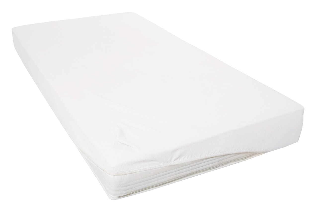 Weißes Spannbetttuch auf einer Matratze, seitliche Perspektive