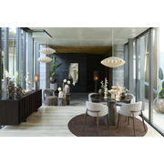 Moderner Wohnraum mit großem Spiegel an der Wand, eleganten Möbeln und stilvollen Dekorationen, aus der Perspektive eines offenen Essbereichs.