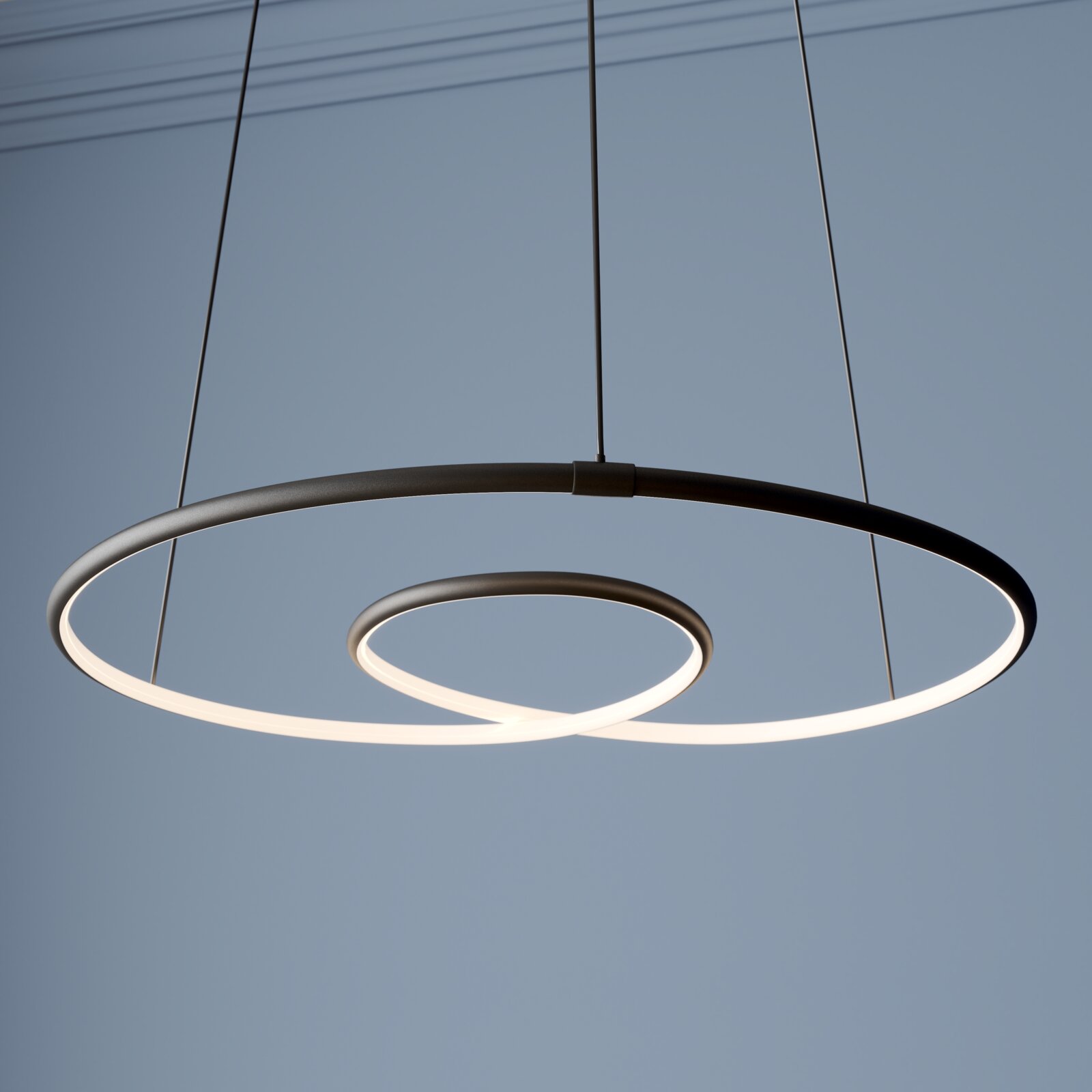 Moderne LED-Pendelleuchte mit zwei schwebenden Leuchtringen in Schwarz, warmweiß leuchtend, Ansicht von unten in leichter Untersicht vor blauem Hintergrund
