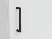 Nahaufnahme eines schwarzen Griffs an einer weißen Kommode, seitliche Perspektive