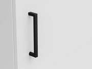 Nahaufnahme eines schwarzen Griffs an einer weißen Kommode, seitliche Perspektive