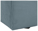 Nahaufnahme einer Ecke eines Big-Sofas mit geripptem, hellblauem Stoffbezug.