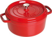 Rote runde Cocotte mit Deckel und silbernem Knauf, seitliche Perspektive