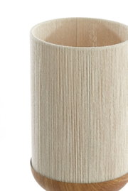 Beige cilindrische lampenkap van geribbelde stof met houten voet, vrijstaand op een witte achtergrond, perspectief: licht van bovenaf in vooraanzicht