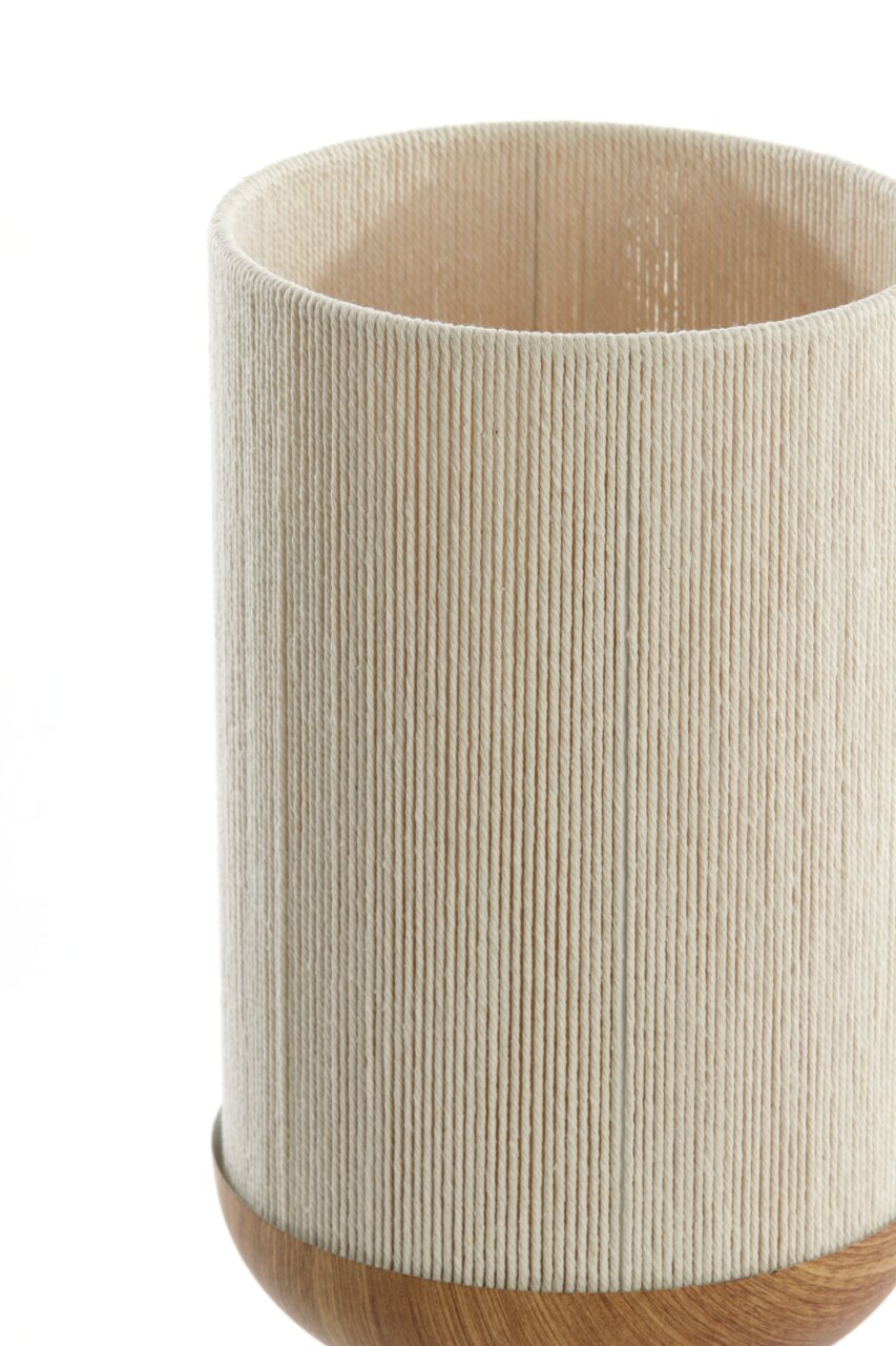 Beige cilindrische lampenkap van geribbelde stof met houten voet, vrijstaand op een witte achtergrond, perspectief: licht van bovenaf in vooraanzicht