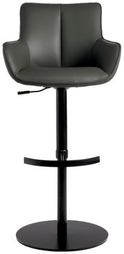 Moderner Barhocker YUKI in dunklem Leder mit Armlehnen, schwarzem Standfuß und Fußstütze, Frontalansicht.