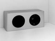 Silberne Steckdose mit zwei Anschlüssen, eine runde Abdeckung und eine Steckdose, seitliche Perspektive.