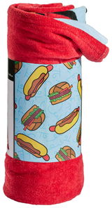 Rotes Velourstuch mit buntem Hotdog- und Burger-Muster, aufgerollt und von der Seite fotografiert.