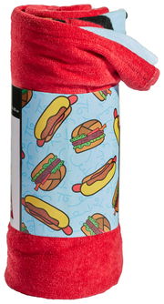 Rotes Velourstuch mit buntem Hotdog- und Burger-Muster, aufgerollt und von der Seite fotografiert.