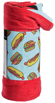 Rotes Velourstuch mit buntem Hotdog- und Burger-Muster, aufgerollt und von der Seite fotografiert.