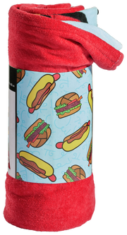 Rotes Velourstuch mit buntem Hotdog- und Burger-Muster, aufgerollt und von der Seite fotografiert.