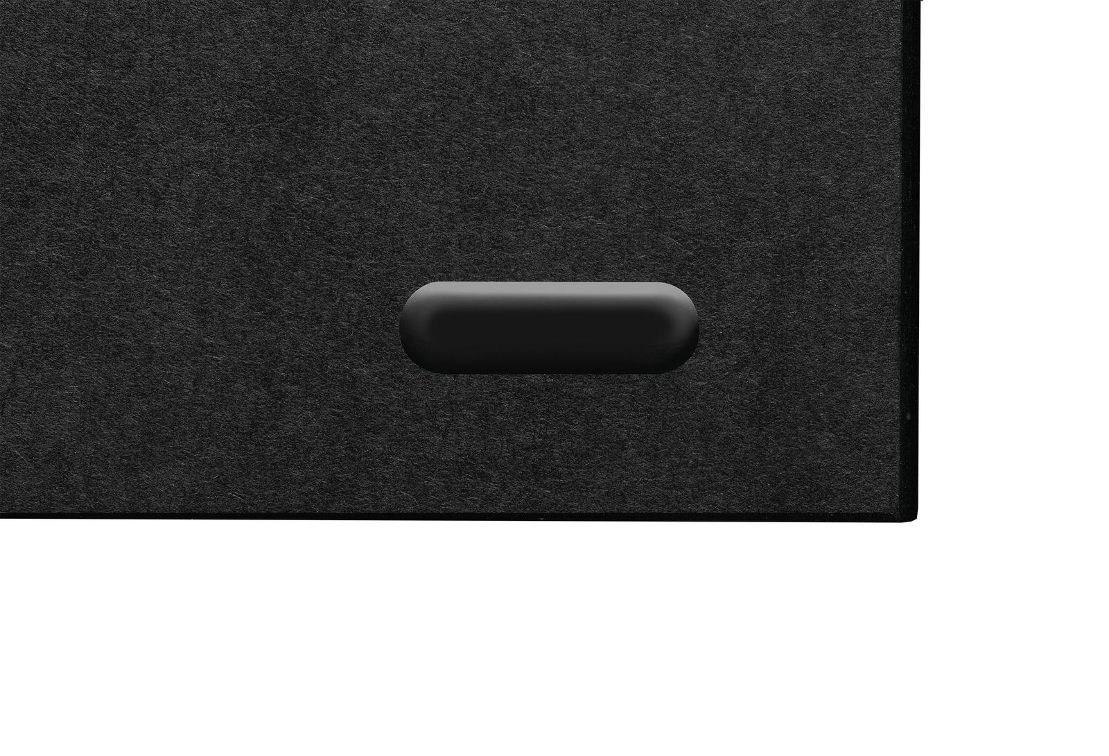 Nahaufnahme eines schwarzen Schneidebrett-Halters mit rechteckiger Form und abgerundeten Kanten, von vorne betrachtet.