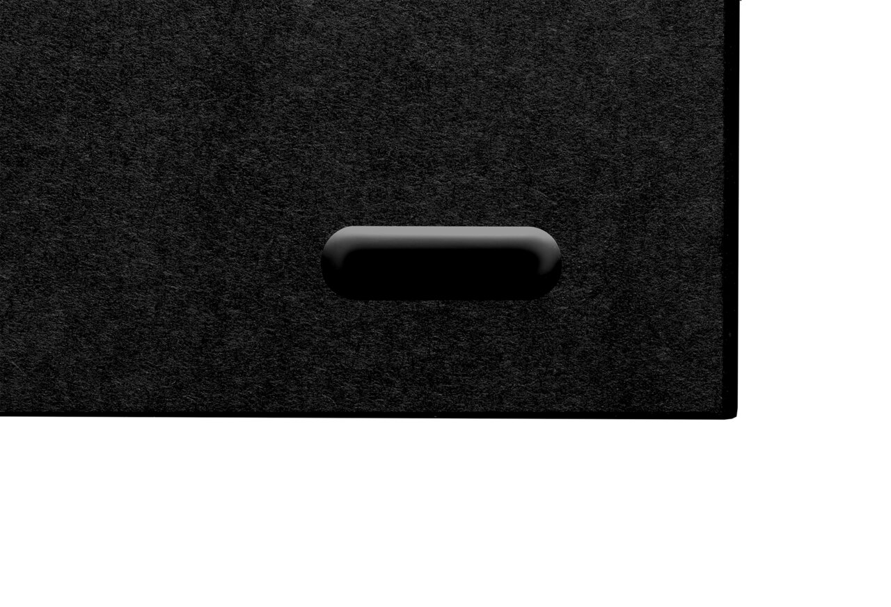 Nahaufnahme eines schwarzen Schneidebrett-Halters mit rechteckiger Form und abgerundeten Kanten, von vorne betrachtet.