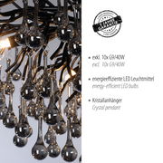 Nahaufnahme eines Kronleuchters mit Kristallanhängern und energieeffizienten LED-Leuchtmitteln, seitliche Perspektive.
