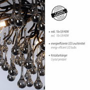 Nahaufnahme eines Kronleuchters mit Kristallanhängern und energieeffizienten LED-Leuchtmitteln, seitliche Perspektive.