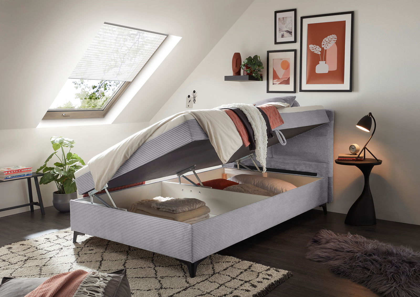 Boxbett mit hochgeklappter Matratze und Stauraum darunter, seitliche Perspektive in einem modern eingerichteten Schlafzimmer.