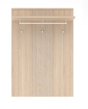 Frontansicht eines modernen Garderoben-Sets aus Holz mit Haken und Ablage.