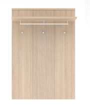 Frontansicht eines modernen Garderoben-Sets aus Holz mit Haken und Ablage.