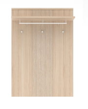 Frontansicht eines modernen Garderoben-Sets aus Holz mit Haken und Ablage.